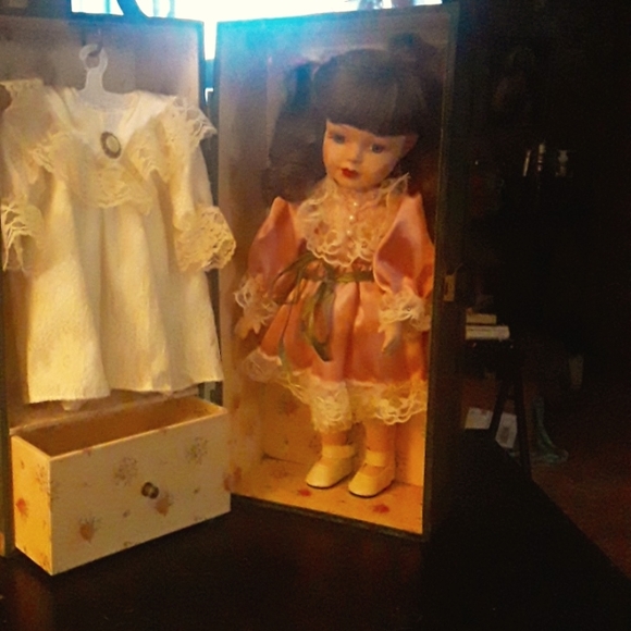 PORCELAIN  DOLL WITH EXTRA DRESS IN DARK GREEN TRUNK 12 inch doll, 13 1/2 inch - Picture 1 of 2